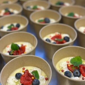 Jordgubbspannacotta med lime och rostad vitchoklad